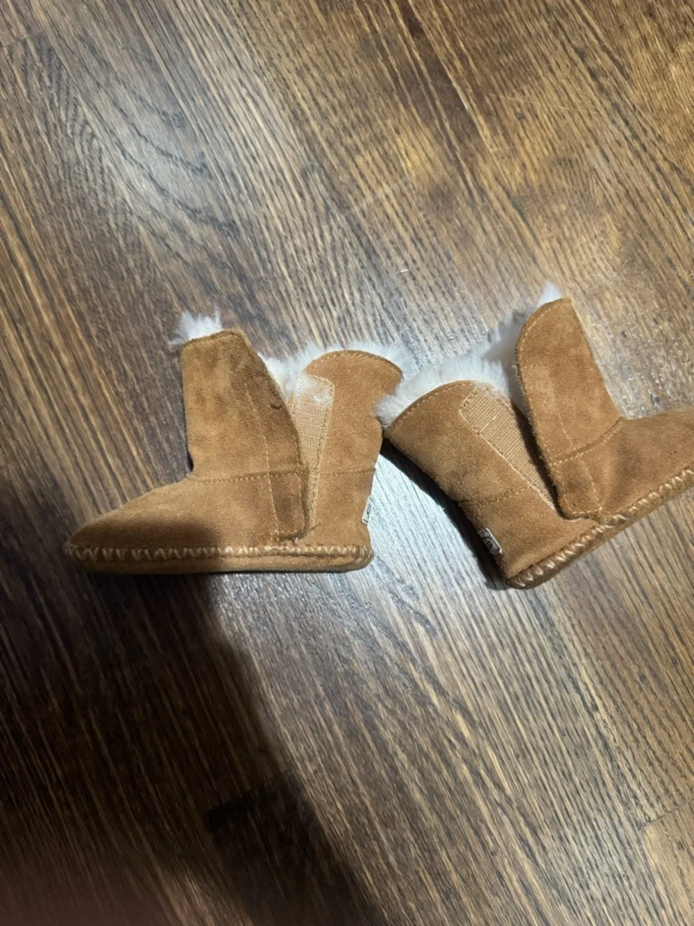UGG Kids Chestnut Shearling Lined Booties - Picture 3 of 4